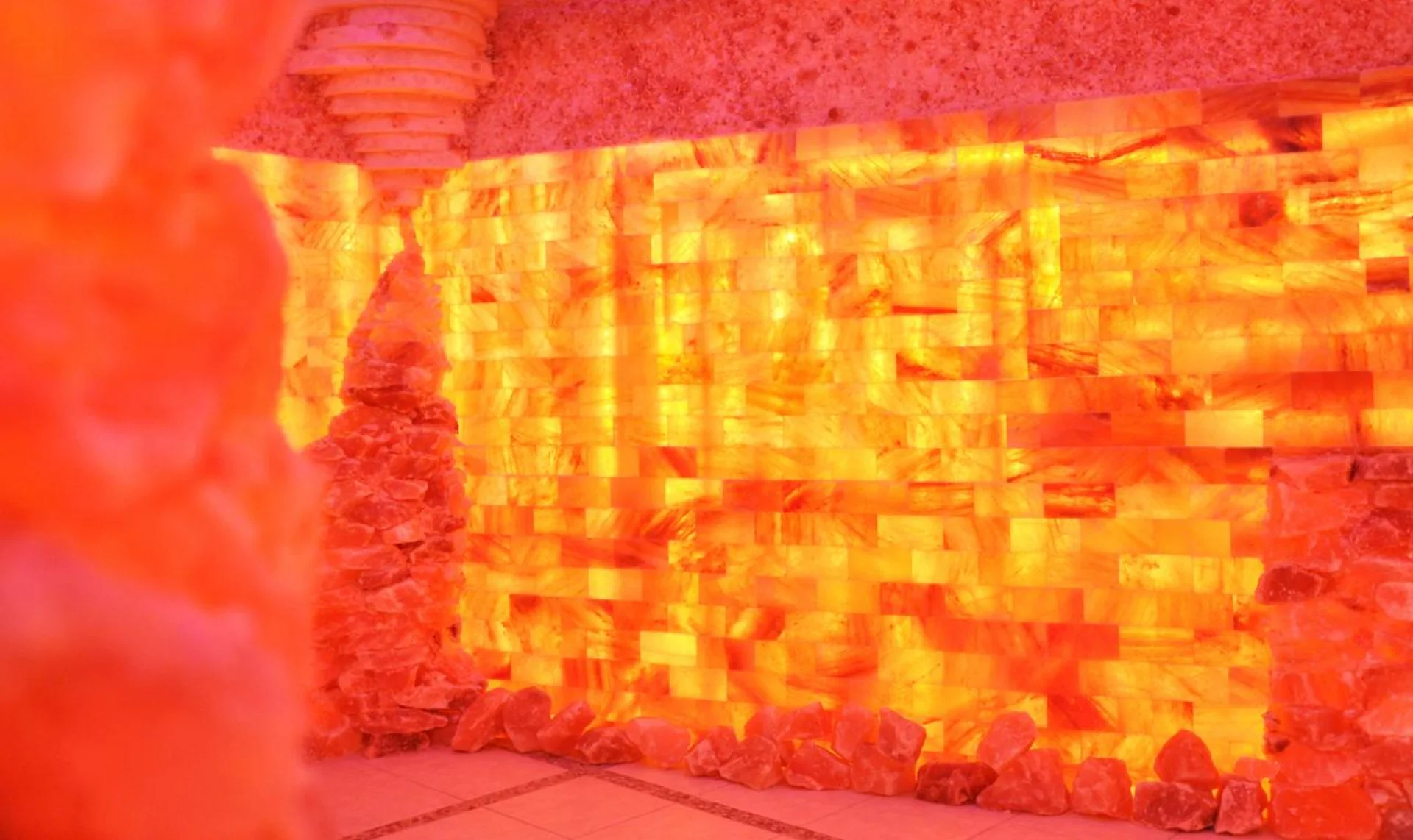 Intérieur lumineux de la grotte de sel Salina Sel à Tours, murs en cristaux de sel rose de l'Himalaya