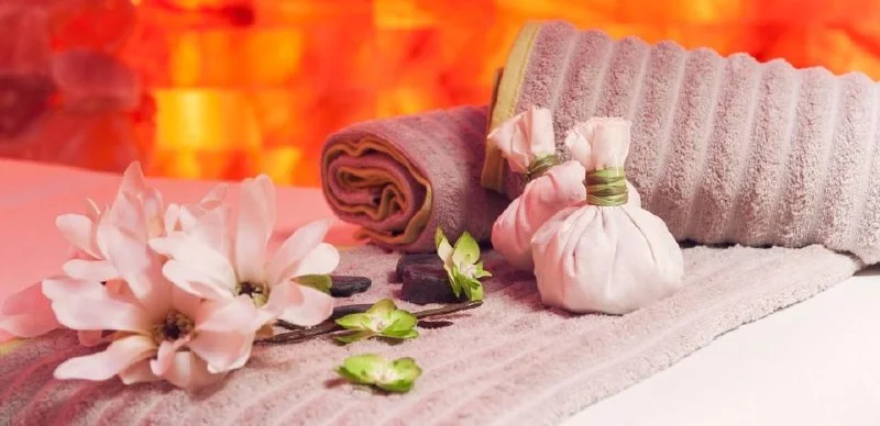 Massage aux Pochons Aromatiques — Salina Sel Tours